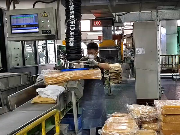 真空管吸吊机-橡胶块搬运